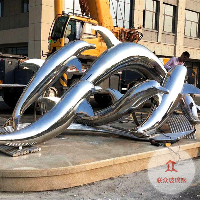 城市戶外鯨魚大型不銹鋼雕塑定制廠家鐵藝圓環(huán)鏤空球園林景觀月亮